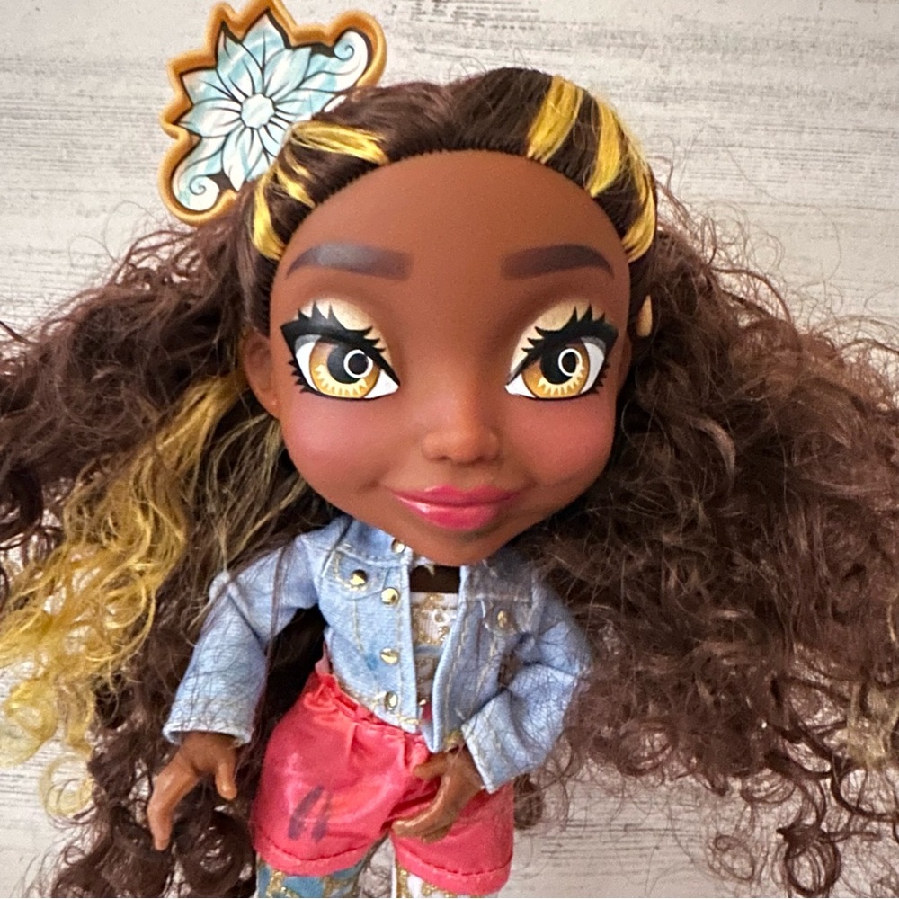 Just Play Art Squad VANNAH 10-inch Doll with Shoes - Picture 2 of 4